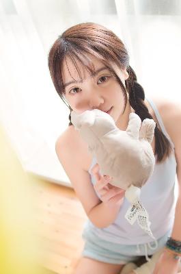 3个女生和2个男生一起看的视频？高清资源在线观看！